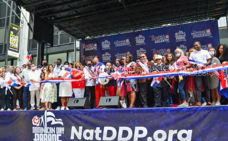 巅峰对决：女子举重赛中的力量美学与竞技策略